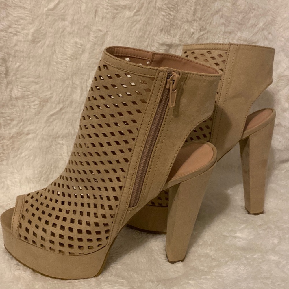 Charlotte Russe Lindsay Peep-toe Women's Perforated High Heel Bootie size 8.